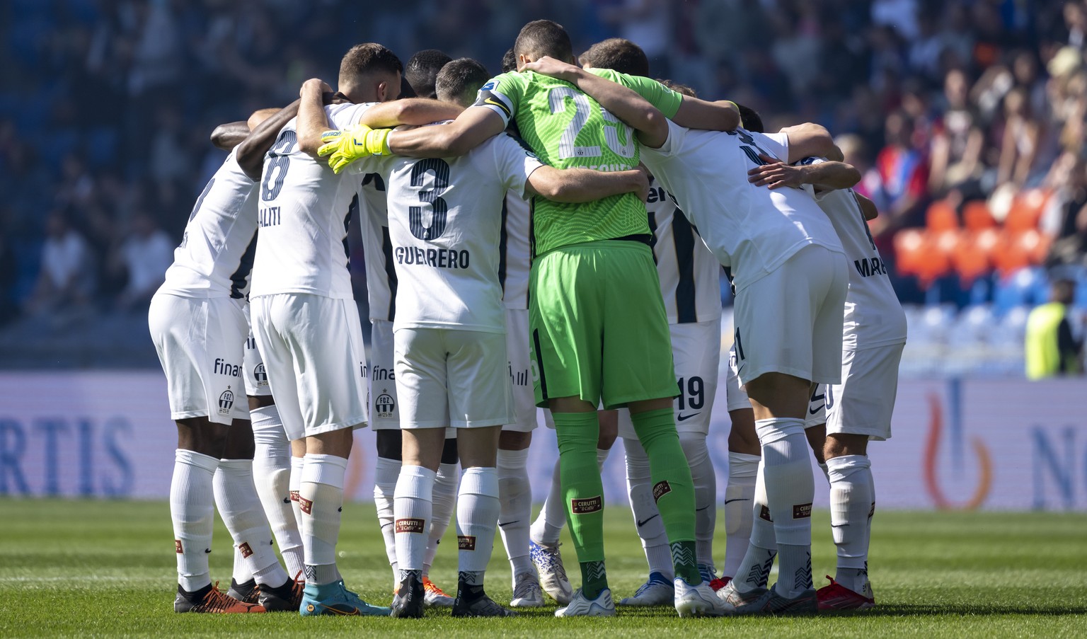 Die Zuercher schwoeren sich ein vor dem Fussball Meisterschaftsspiel der Super League zwischen dem FC Basel 1893 und dem FC Zuerich im Stadion St. Jakob-Park in Basel, am Sonntag, 1. Mai 2022. (KEYSTO ...