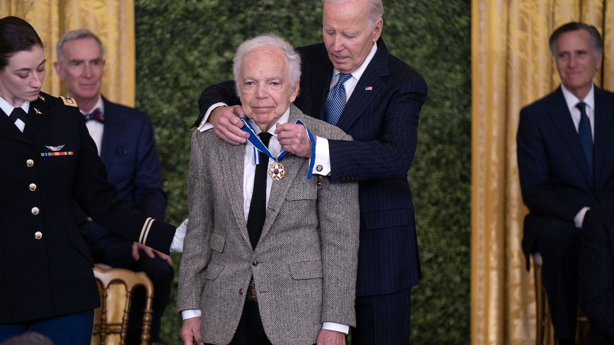 Biden ehrt Stars wie Ralph Lauren und Lionel Messi mit Freiheitsmedaille