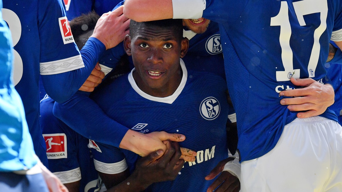 epa07532608 Schalke's Breel Embolo (C) celebrates with his teammates after scoring the 4-2 lead during the German Bundesliga soccer match between Borussia Dortmund and FC Schalke 04 in Dortmund,  ...