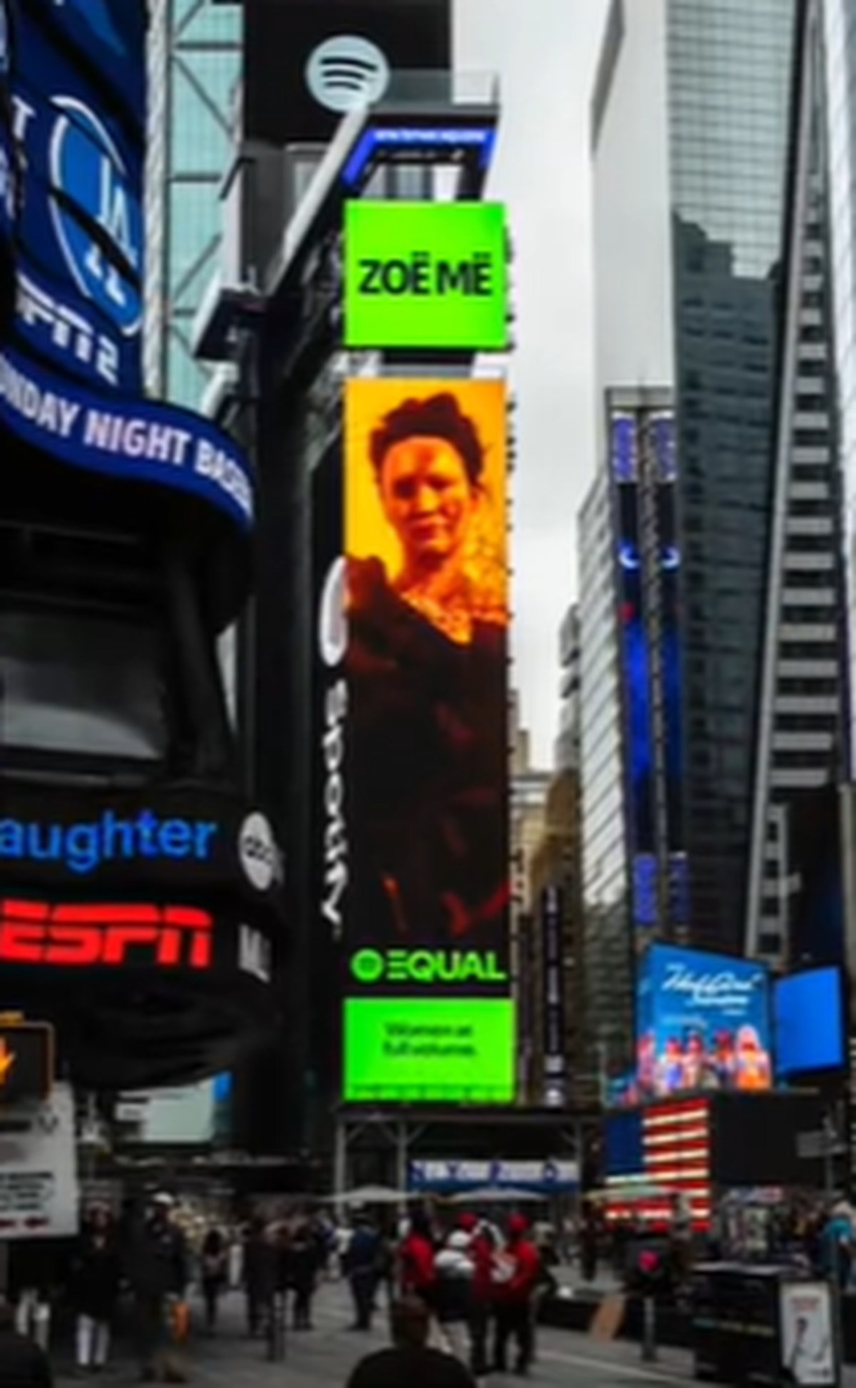 Zoë Më am Times Square