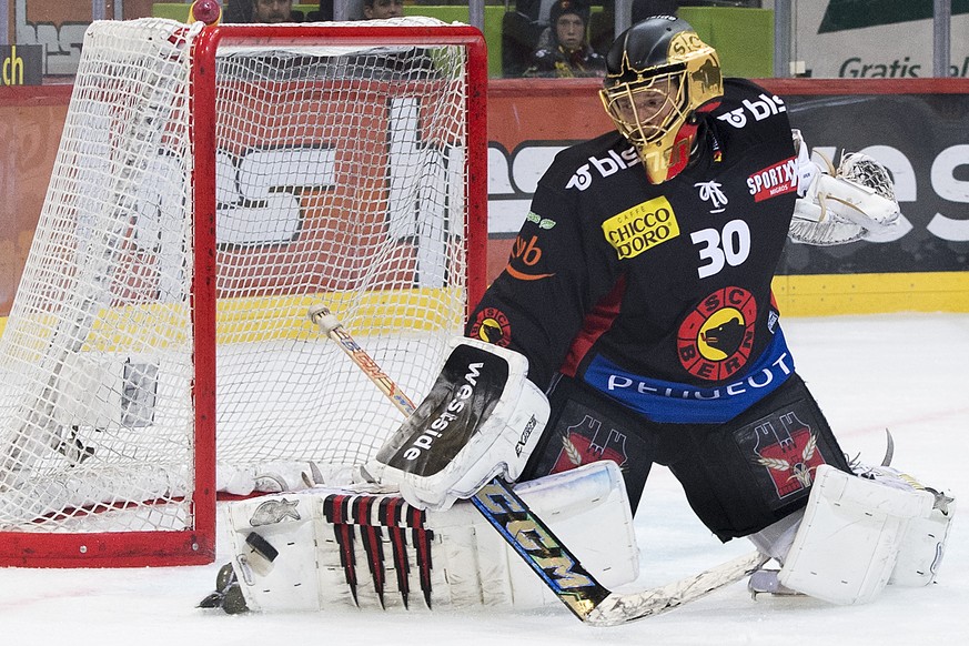 Bern Goalie Leonardo Genoni stop dem puck, beim Eishockey Meisterschaftsspiel der National League zwischen den SC Bern und dem EV Zug, am Samstag, 4. November 2017, in der Postfinance Arena in Bern. ( ...