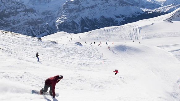 Die Jungfraubahnen wollen in den Skigebieten von Grindelwald und Wengen die Zahl der Ski- und Snowboardfahrenden begrenzen. (Archivbild)