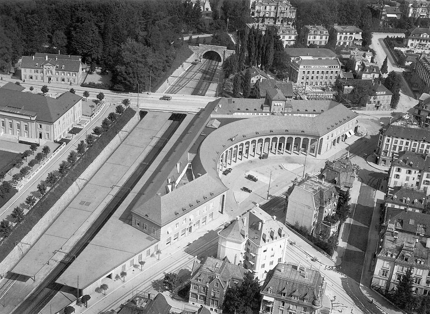 Der Bahnhof Enge in seiner jetzigen Form auf einem Foto von 1930: Das Gebäude aus Tessiner Granit wurde zwischen 1925 und 1927 erbaut.<br data-editable="remove">