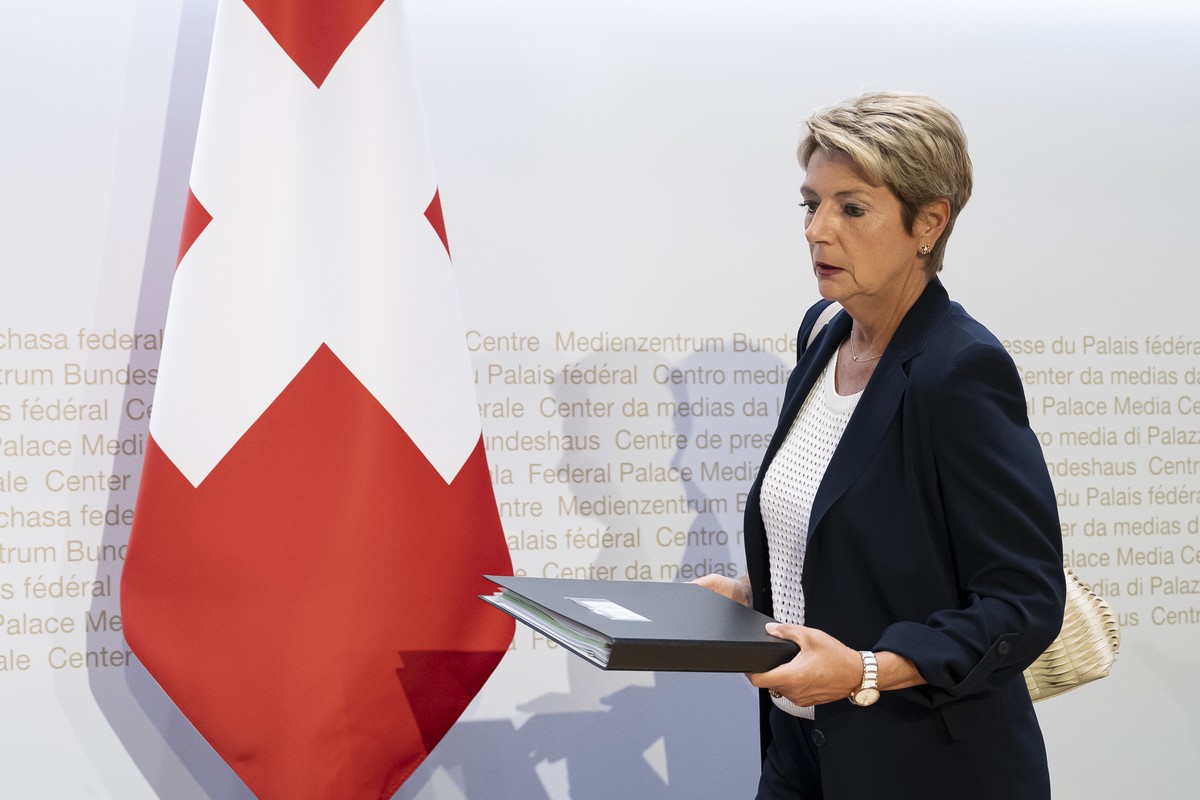 Bundespraesidentin Karin Keller-Sutter kommt zu einer Medienkonferenz ueber das Entlastungspaket 27 und Budget 2026, am Mittwoch, 25. Juni 2025, im Medienzentrum Bundeshaus in Bern. (KEYSTONE/Anthony  ...