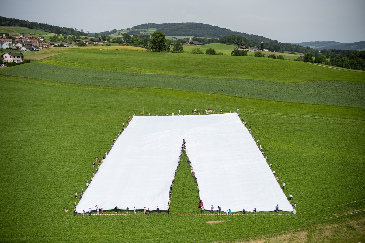 Die Hose wird auseinandergezogen anlaesslich der Praesentation der groessten Hose der Welt im Staedchen von Beromuenster im Kanton Luzern, am Sonntag, 20. Juni 2021. Die groesste Hose der Welt ist 70m ...