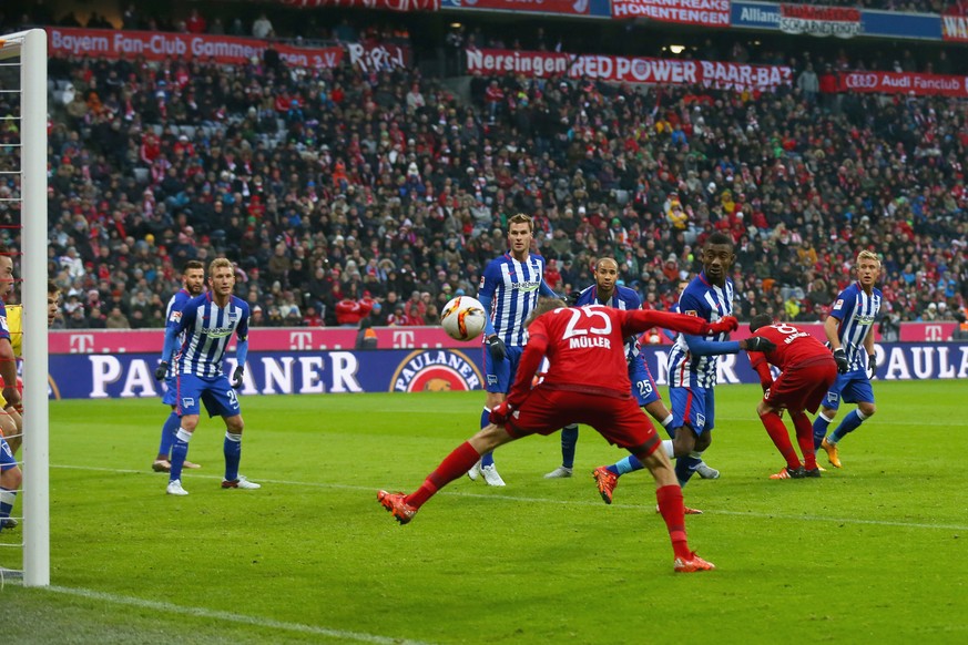 Sechs Berliner schauen zu wie Thomas Müller zur Bayern-Führung einnickt.