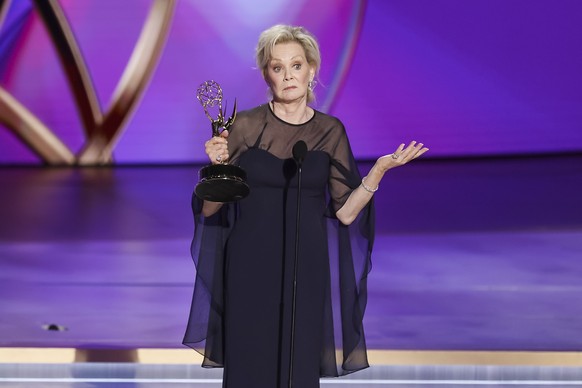 epaselect epa11607118 Jean Smart of the show &#039;Hacks&#039; accepts the Emmy Award for &#039;Lead Actress in a Comedy Series&#039; during the 76th annual Emmy Awards ceremony held at the Peacock Th ...