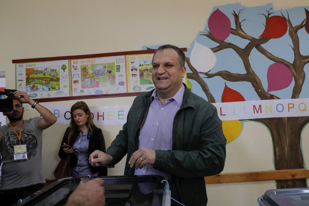 epa06282030 Shpend Ahmeti, acting mayor of Kosovo's capital Pristina and member of the biggest opposition party Self-Determination (Vetevendosje), smiles as he casts a ballot at a polling station ...