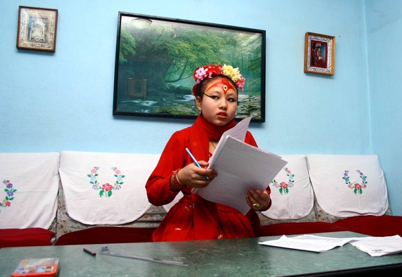 Bildnummer: 53890712 Datum: 25.03.2010 Copyright: imago/Xinhua
(100325) -- KATHMANDU, March 25, 2010 (Xinhua) -- Nepalese Living Goddess Kumari Chanira Bajracharya attends the School Leaving Certific ...