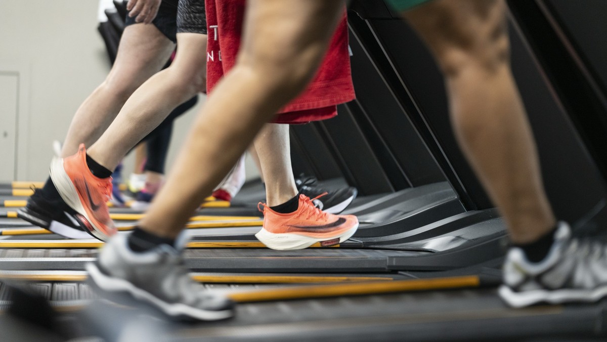 Menschen laufen oder rennen auf Laufbaendern im Fitnesspark Glattpark, fotografiert am Dienstag, 27. Mai 2025 in Opfikon. (KEYSTONE/Gaetan Bally)