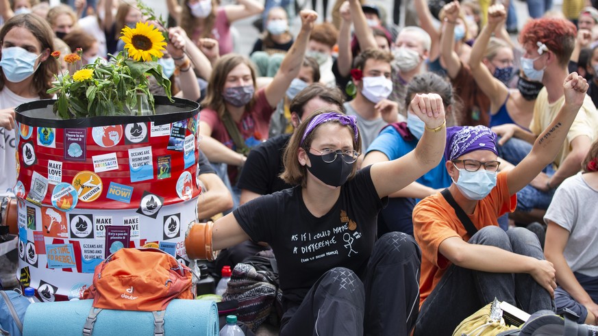 Klimaaktivisten demonstrieren waehrend der Aktionswoche Rise up for Change auf dem Bundesplatz, am Dienstag, 22. September 2020, in Bern. Die Klimabewegung kuendigt weitere Aktionen gegen die institut ...