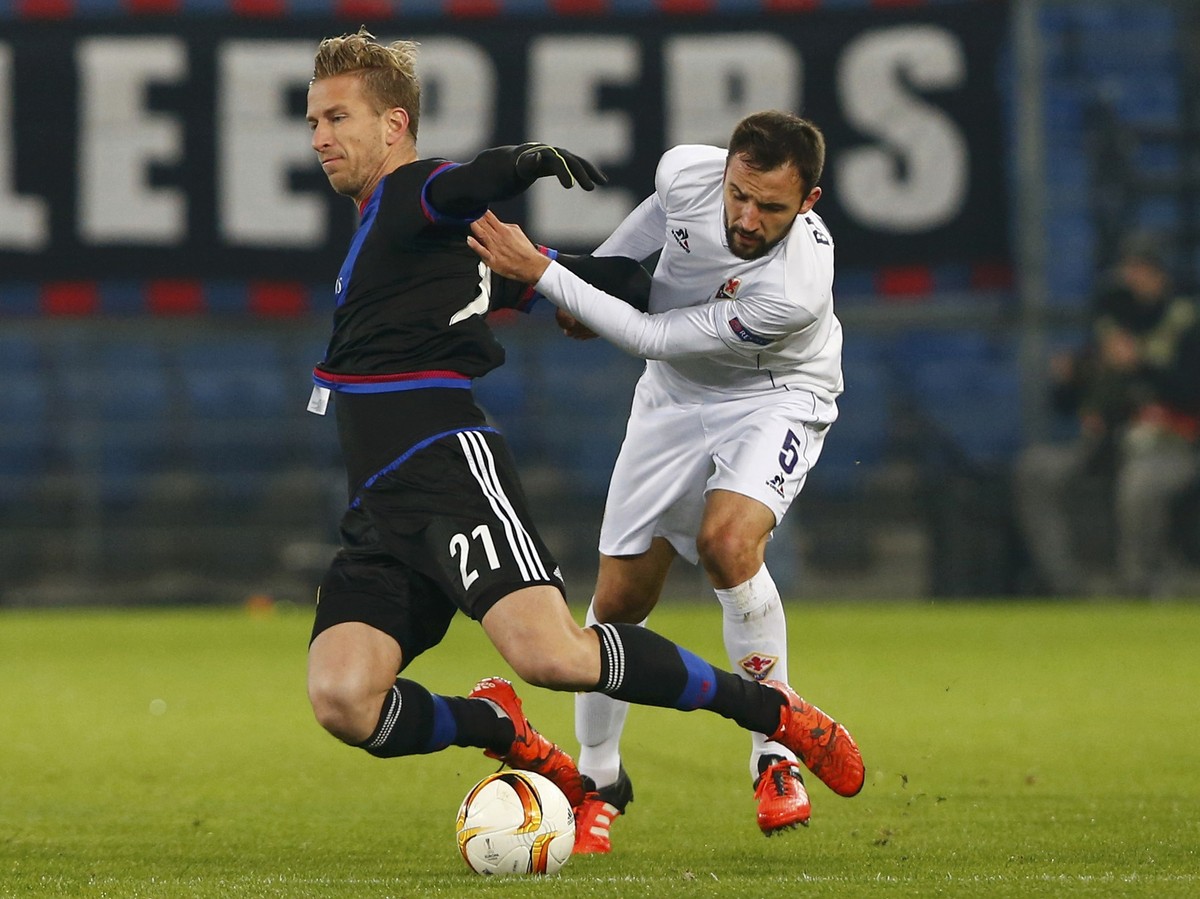 Milan Badelj bringt Basels Marc Janko zu Fall.