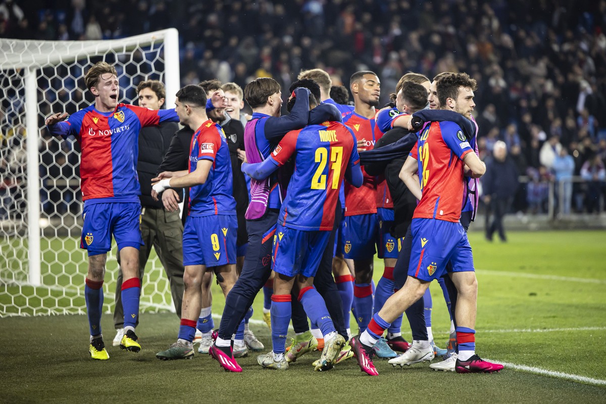 epa10486837 Basel's players celebrate after winning the UEFA Europa Conference League play-off second leg soccer match between Switzerland's FC Basel 1893 and Turkey's Trabzonspor at th ...
