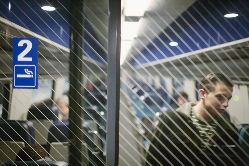 A man leaves a smoking department of a train from Zurich to Winterthur in Switzerland on November 9, 2005. (KEYSTONE/Martin Ruetschi) 

Ein Passagier verlaesst im Zug von Zuerich HB nach Winterthur da ...