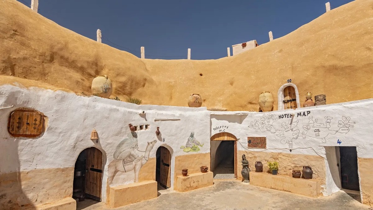 "Hôtel Sidi Driss" in Matmata: Für den Film "Star Wars: Episode II – Angriff der Klonkrieger" kehrte das Filmteam im Jahr 2000 an denselben Ort in Tunesien zurück, mietete das Hote ...