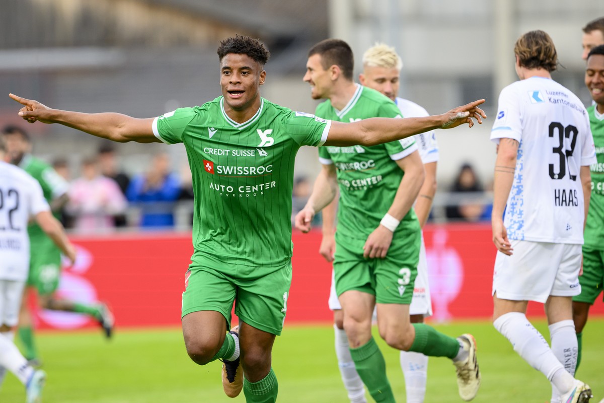 Kevin Carlos (YS), gauche, celebre son but du 3 - 0 lors de la rencontre de football du tour de relegation de Swiss Super League entre le Yverdon Sport FC, YS, et le FC Luzern, FCL, ce samedi 18 mai 2 ...