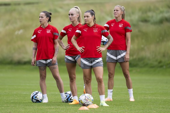 Geraldine Reuteler, Alisha Lehmann, Ramona Bachmann, und Ana-Maria Crnogorcevic, von links, hoeren sich die Erklaerungen von Inka Grings, Trainerin der Schweizer Frauenfussball Nationalmannschaft, (ni ...