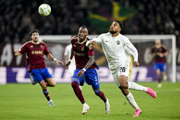 epa11156452 Servette&#039;s midfielder Gael Ondoua, left, fights for the ball with Ludogorets&#039; defender Noah Sonko-Sundberg, right, during the UEFA Conference League Play Off 1st leg soccer match ...