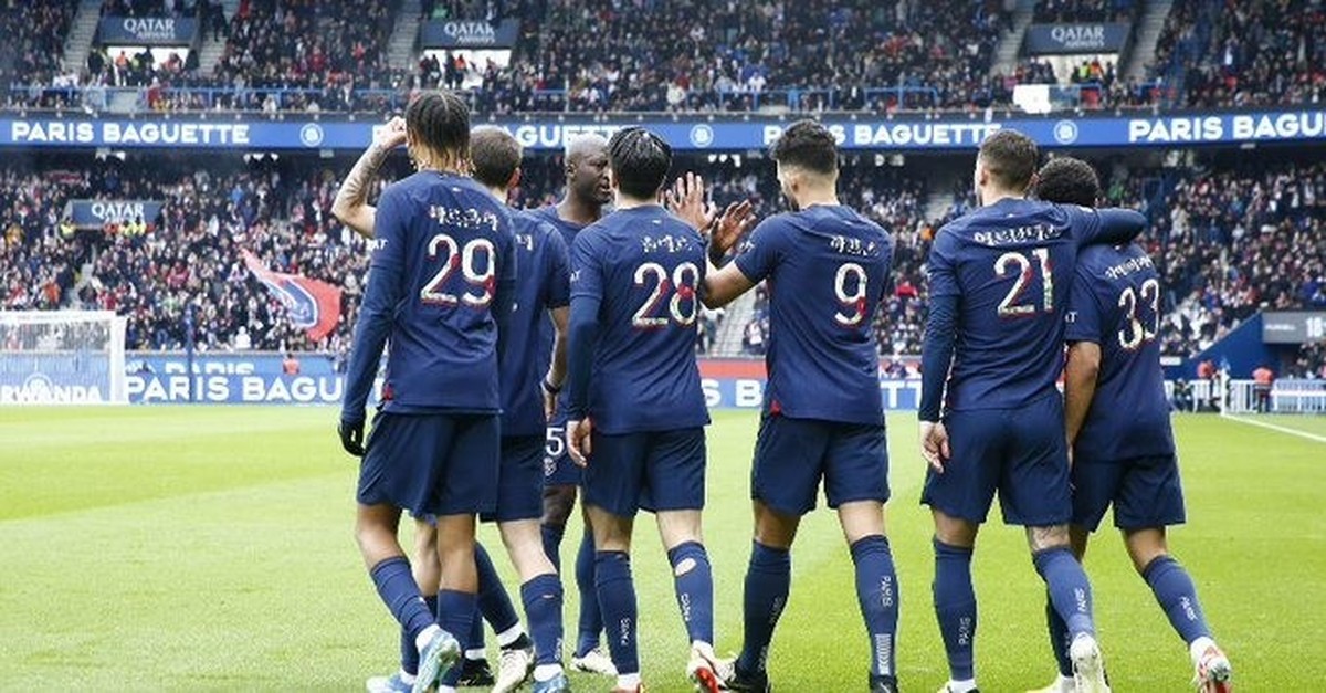 Les Parisiens avec leur nom floqué en coréen et leur numéro fleuri.