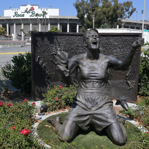 NCAA, College League, USA Football: Rose Bowl A statue of United States women s national team, Nationalteam soccer player Brandi Chastain at Rose Bowl Stadium, Friday, Oct. 2, 2020, in Pasadena, Calif ...