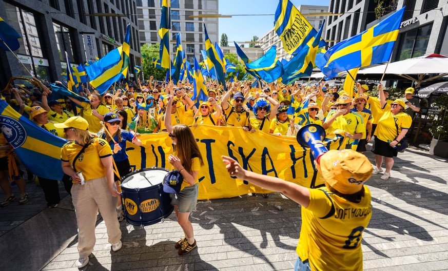 250704 Fans of Sweden ahead of the UEFA Women s Euro 2025 Championship group stage football match between Denmark and Sweden on July 4, 2025 in Geneva. Photo: Mathias Bergeld / BILDBYRAN / kod MB / MB ...