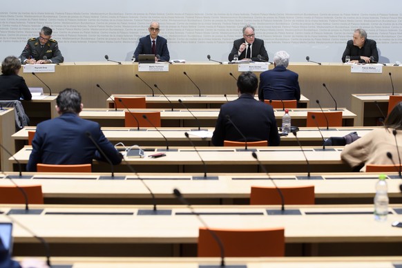 Boris Zuercher, Leiter der Direktion fuer Arbeit SECO, zweite-rechts, spricht an der Seite von Raynald Droz, Brigadier, Stabschef Kommando Operationen VBS, links, Martin Tschirren, Direktor Bundesamt  ...