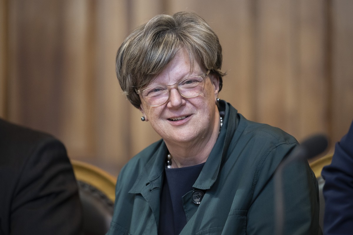 Isabelle Chassot, Mitte-FR, spricht mit einem Ratskollegen, an der Sommersession der Eidgenoessischen Raete, am Montag, 12. Juni 2023 im Staenderat in Bern. (KEYSTONE/Alessandro della Valle)