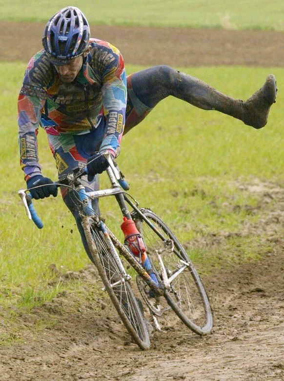 NO MAGS - NO SALES - NO INTERNET BRU155 - - ROUBAIX, FRANCE : Italian Stefano Zanini falls during the 100th edition of the one-day classic Paris-Roubaix cycling race, Sunday 14 April 2002. Belgian Joh ...