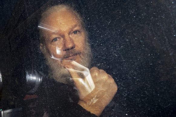 ARCHIV - ZUM JAHRESRUECKBLICK 2019 - INTERNATIONAL STELLEN WIR IHNEN FOLGENDES BILDMATERIAL ZUR VERFUEGUNG - Julian Assange gestures as he arrives at Westminster Magistrates&#039; Court in London, aft ...