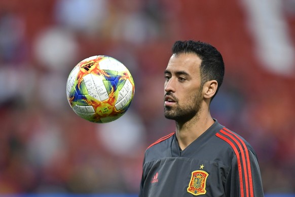 ARCHIV - ZU DEN TEAMS DER GRUPPE E AN DER UEFA EURO 2020 FUSSBALL EUROPAMEISTERSCHAFT STELLEN WIR IHNEN FOLGENDES BILDMATERIAL ZUR VERFUEGUNG � Spain&#039;s Sergio Busquets warms up before the Euro 20 ...