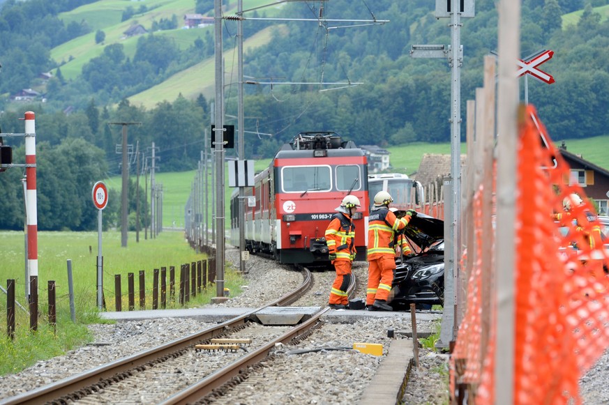 Der Bahnübergang Oberau in Wolfenschiessen. Hier ereignete sich am 21. Juli ein Unfall: Ein Personenwagen kollidierte mit einem Zug der Zentralbahn. Verletzt wurde niemand, es entstand jedoch grosser  ...