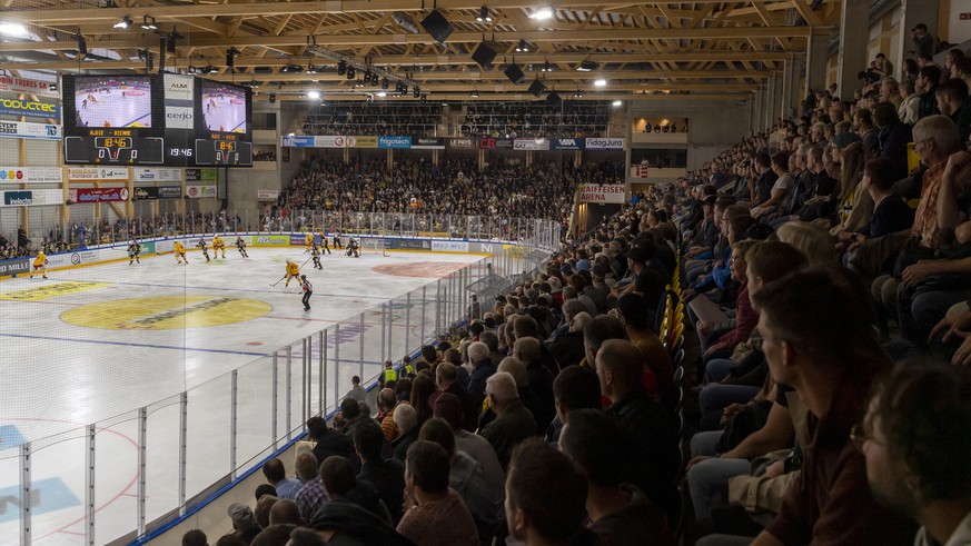 Ein volles Stadion beim Eishockey-Qualifikationsspiel der National League zwischen dem HC Ajoie und dem EHC Biel-Bienne in der Raiffeisen Arena in Porrentruy, am Dienstag, 7. September 2021. (KEYSTONE ...