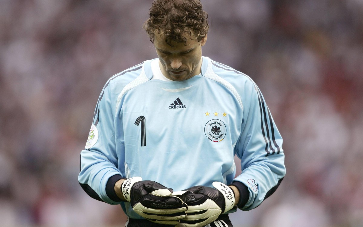 Bildnummer: 02550422 Datum: 30.06.2006 Copyright: imago/T-F-Foto
Torwart Jens Lehmann (Deutschland) informiert sich nach dem Motto Wissen ist Macht