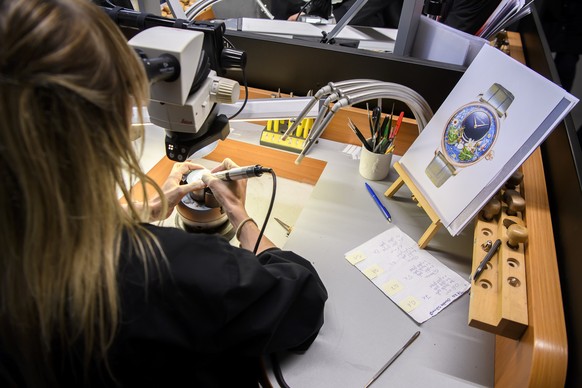 Une artiste travaille lors de la 9eme Biennale du patrimoine Horloger, ce vendredi 1 novembre 2019, dans la manufacture Jaquet Droz, a La Chaux-de-Fonds. (KEYSTONE/Anthony Anex)