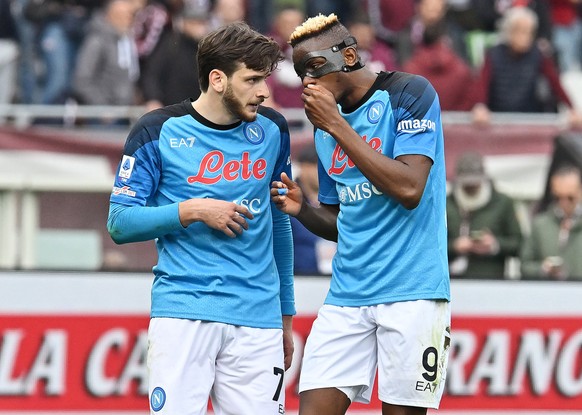 epa10532116 Napoli&#039;s Khvicha Kvaratskhelia (L) interacts with teammate Victor Osimhen after scoring the 0-2 goal during the Italian Serie A soccer match between Torino FC and SSC Napoli, in Turin ...