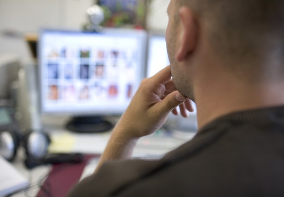 Ein Mitarbeiter der nationalen Koordinationsstelle zur Bekaempfung der Internet-Kriminalitaet (KOBIK) fahndet am 3. Oktober 2007 in seinem Buero in Bern nach kinderpornographischen Inhalten im World W ...