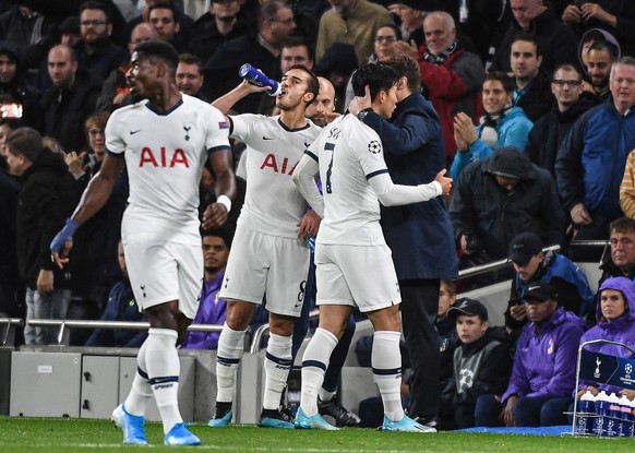 epa07886966 Mauricio Pochettino (R) head coach of Tottenham talk to his player Heung-Min Son (2-R) during the UEFA Champions League Group B soccer match between Tottenham Hotspur and Bayern Munich in  ...