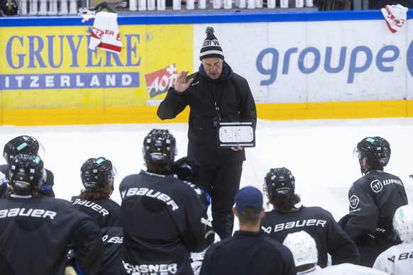 Roger Roennberg, neuer Cheftrainer HC Fribourg-Gotteron, spricht mit seinen Spielern waehrend einem Training, am Montag, 4. August 2025 in der BCF Arena in Fribourg. (KEYSTONE/Peter Klaunzer)