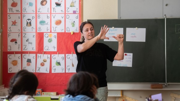 Die Lehrerin Laura Leoni unterrichtet am 15. Januaer 2024 die f
