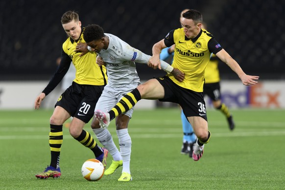 YB&#039;s Michel Aebischer, left, Leverkusen&#039;s Demarai Gray, center, and YB&#039;s Silvan Hefti, right, in action during the round of 32, 1st leg UEFA Europa League match between Switzerland&#039 ...