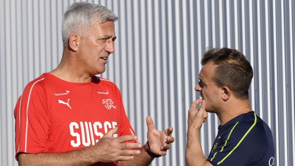 epa06834442 Switzerland's head coach Vladimir Petkovic (L) speaks with his midfielder Xherdan Shaqiri during a training session of Switzerland's national soccer team at the Torpedo Stadium, ...