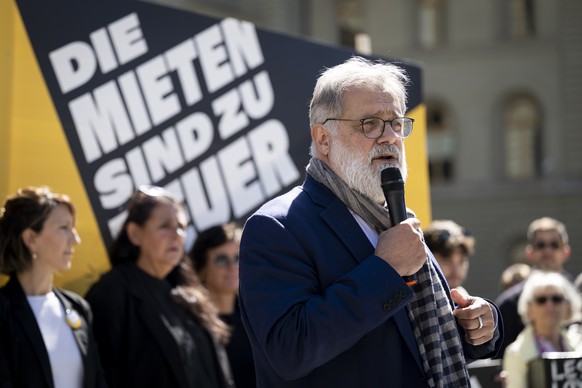 Carlo Sommaruga, Staenderat SP-GE und MVS-Praesident, spricht waehrend der Lancierung der Mietpreis-Initiative vor dem Bundeshaus auf dem Bundesplatz, am Freitag, 16. Mai 2025 in Bern. Der Mieterinnen ...