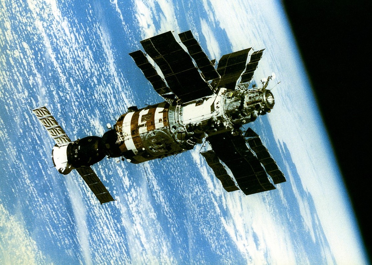 Saljut 7 mit angedockter Sojus T-14.