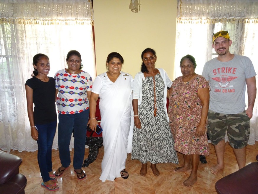 Sakuntala (dritte von rechts) mit ihrer angeblich biologischen Mutter (zweite von rechts) und deren Töchter.