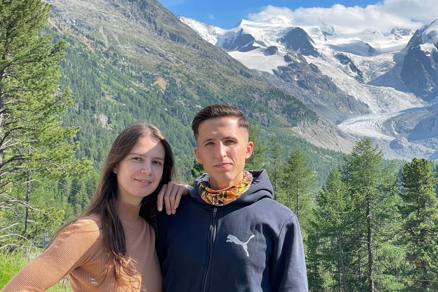 Mykhailo mit seiner Freundin vor dem Morteratschgletscher in Graubünden.