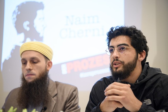 Naim Cherni, Culture produce IZRS, rechts, spricht an der Seite von Abdel Aziz Qaasim Illi, Pressesprecher IZRS, links, waehrend einer Medienkonferenz des Islamischen Zentralrats Schweiz (IZRS) zur Ge ...