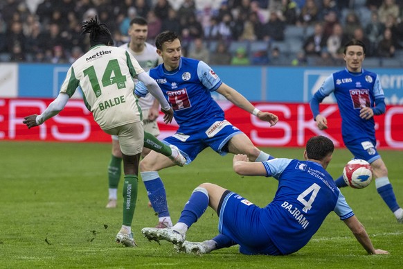 Aliou Balde, links, von St Gallen schiesst das Tor zum 2:2 vor Adrian Bajrami, unten rechts, von Luzern beim Super League Meisterschaftsspiel zwischen dem FC Luzern und dem FC St. Gallen vom Sonntag,  ...