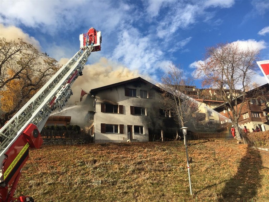 Die Feuerwehr kämpft am Montagnachmittag gegen einen Brand in Sent.