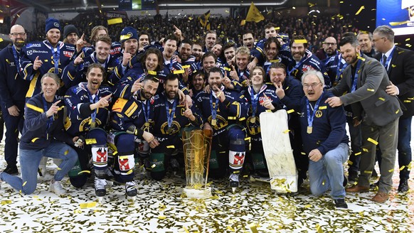 Langenthals Spieler den Swiss League Schweizer Meistertitel, nach dem vierten Playoff Finalspiel der Swiss League, zwischen dem SC Langenthal und dem HC La Chaux de Fonds, am Mittwoch 3. April 2019 au ...