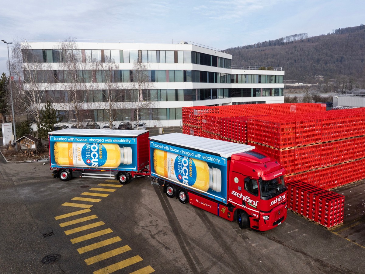 IMAGE DISTRIBUTED FOR RIVELLA AG FOR EDITORIAL USE ONLY - Siège social du groupe Rivella à Rothrist. Au premier plan, l'un des quatre nouveaux camions électriques. // Weiterer Text ueber ots und  ...
